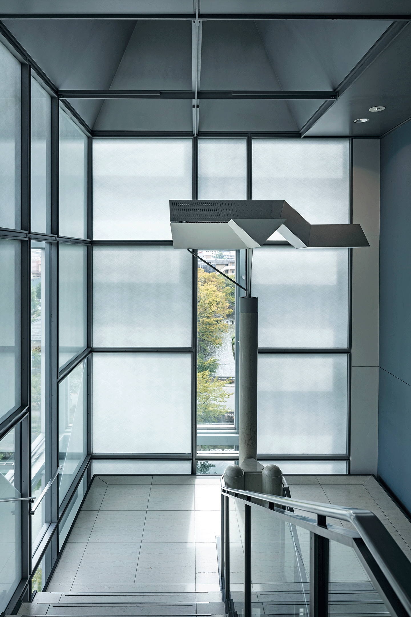 Stairway / Glass façade. Photo by Hasegawa Kenta