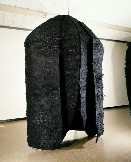 Magdalena ABAKANOWICZ, Black Garment V, 1974