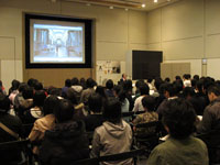 京都市立銅駝美術工芸高等学校 平成19年度 新入生美術入門研修 レクチャーの様子